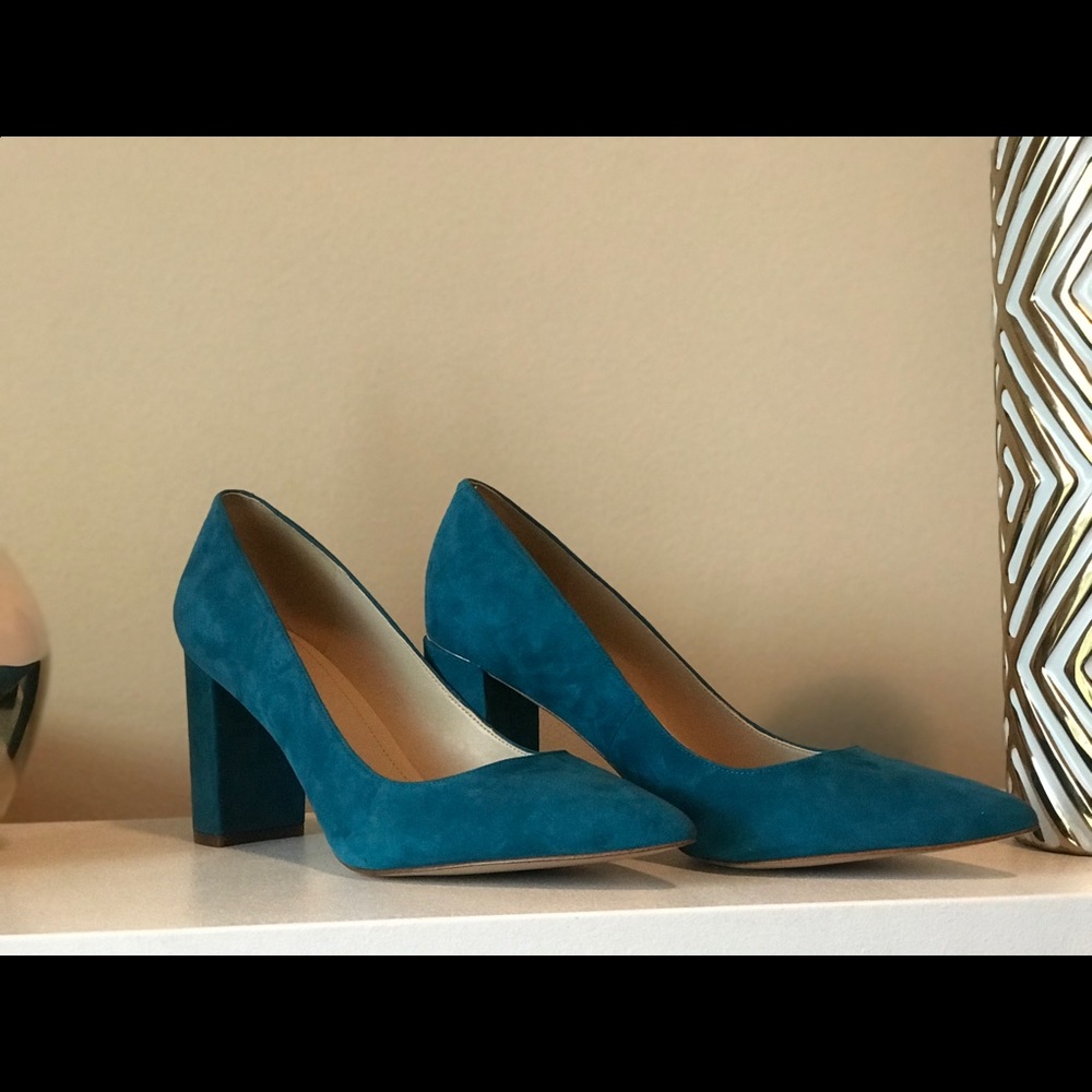 Marc Fisher medium blue suede pump